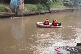 Gulkarmat Jaktim cari pria yang tenggelam di Kali Ciliwung&nbsp;