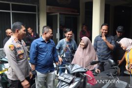 Polisi serahkan sepeda motor barang bukti kasus pencurian kepada pemiliknya