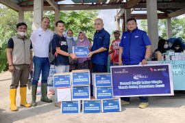 XL Axiata Peduli salurkan bantuan untuk korban banjir lahar dingin Gunung Marapi