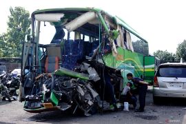 Pemeriksaan bus pariwisata kecelakaan di tol Jombang