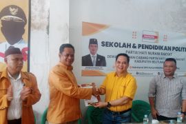 Azwardy Azhar serahkan formulir pendaftaran bacalon Bupati Belitung ke Hanura