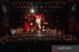 Kelly Clarkson nyanyikan 'Say It Ain't So' bersama personel Weezer