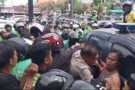 Bentrok pengemudi ojol dan jukir di Pekanbaru, polisi lepas tembakan