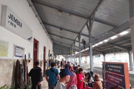 Ribuan penumpang padati sejumlah stasiun Daop Jember saat libur Waisak