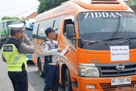 Petugas gabungan Tulungagung adakan "ramp check" bus pariwisata