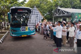 Rombongan pertama calon haji asal Cirebon dilepas keberangkatannya