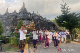 Umat Budha Banjar Buleleng laksanakan upacara Tri Suci Waisak