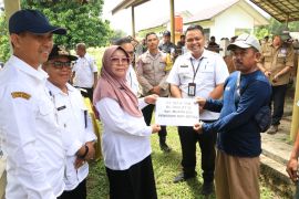13 kelompok tani di Tabalong terima bantuan sapi