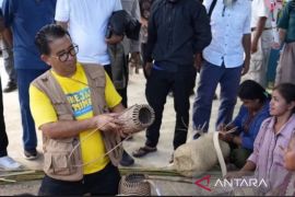 Pj Gubernur janji bantu  sambungan listrik warga pesisir Berau