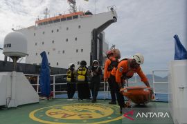 FOTO - Tim SAR evakuasi kru kapal berbendera Panama di Selat Benggala, Aceh