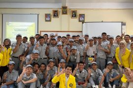 Mahasiswa Departemen K3 FKM UI edukasi ergonomi siswa SMKN 2 Depok