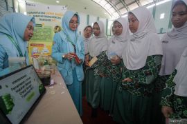 Pameran produk santri pondok pesantren
