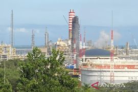 Tim pemadam kerahkan 8 unit atasi kebakaran kilang Pertamina