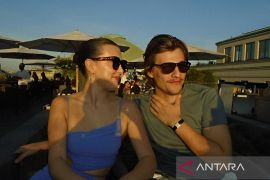 Millie Bobby Brown dan Jake Bongiovi terlihat belanja di Hamptons