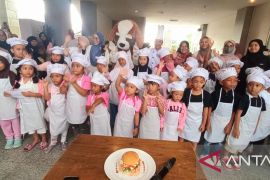 Sebanyak 30 anak ikuti kelas memasak burger di Swiss-Belhotel Pangkalpinang