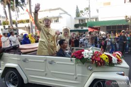 Eri Cahyadi kenalkan busana "Manten Pegon" saat "Surabaya Vaganza"