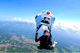 Naila Novaranti terjun payung ucapkan selamat sukses untuk Prabowo Gibran