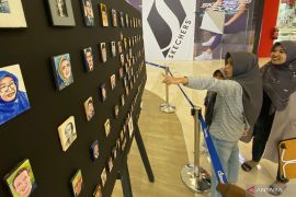 Seniman pamerkan lukisan mini wajah tokoh di Garut