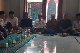 Ratusan korban tsunami larut dalam doa