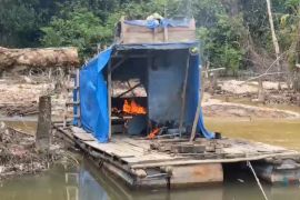 Polisi musnahkan 13 unit rakit dompeng penambangan emas ilegal