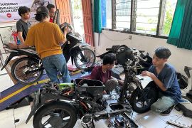 Dinas ESDM NTB apresiasi kolaborasi PLN-SMKN 3 Mataram hadirkan bengkel konversi motor listrik