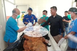 Polisi evakuasi jasad lansia asal Tangerang yang ditemukan tewas di laut