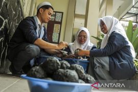 Produksi telur asin di pesantren