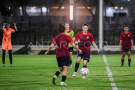 Latihan Timnas putri Singapura sebelum melawan Timnas putri Indonesia Page 1 Small