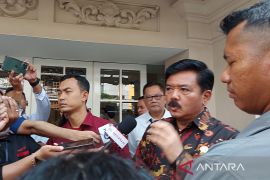 Hukum kemarin, Polri kontra Kejagung hingga usia pimpinan KPK