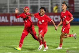 Claudia menangis usai mencetak dua gol ke gawang Singapura