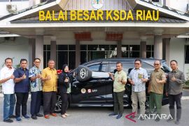 APP Group serahkan dua kendaraan operasional kepada BBKSDA Riau