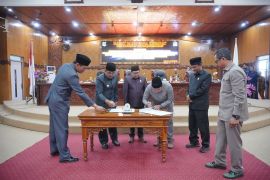 Bupati Tanjabbar dan DPRD Tandatangani Nota Ranperda RTRW dan RPJMD Tahun 2025- 2045