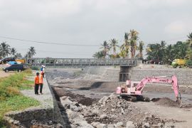 Jembatan Kloposawit rusak akibat lahar dingin Semeru tuntas diperbaiki