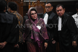 Keluarga Syahrul Yasin Limpo bersaksi dalam kasus gratifikasi di Kementan Page 1 Small