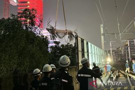 Polisi sebut besi crane jatuh sempat mengenai bagian depan kereta MRT