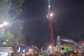 Evakuasi material besi di jalur MRT ASEAN-Blok M