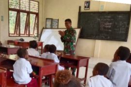 Babinsa di Kodim Sorsel bangun karakter siswa SD