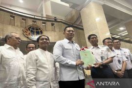 Menteri ATR/BPN serahkan sertifikat HPL lahan sengketa di Medan ke KAI