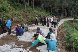 Petinggi TNI tinjau pelaksanaan TMMD di Trenggalek