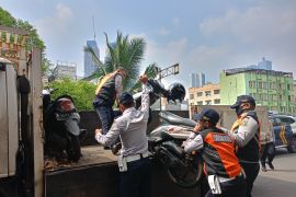 Petugas gabungan tertibkan 27 motor dari parkir liar di Jakarta Pusat