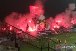 Bali United didenda Rp250 juta akibat suporter nyalakan flare