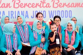 Ibu Iriana bersama OASE KIM edukasi anak-anak NTB