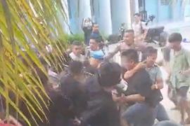 Pro kontra Kecimol, Antar warga Gereneng Lotim bentrok di kantor desa