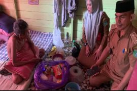 Disabilitas dan lansia di Tanah Bumbu terima Bansos