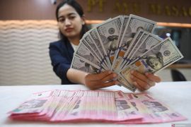 Rupiah melemah didorong potensi penundaan pemangkasan suku bunga Fed