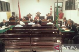 Mantan Bupati KKT penuhi panggilan jaksa soal dugaan korupsi