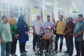 Seorang Calhaj asal Maluku utara dipulangkan usai jalani perawatan di Makassar