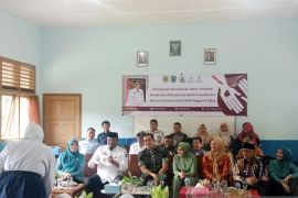 Safrizal ZA bagikan tablet tambah darah kepada siswa SMP Negeri 2 Sijuk