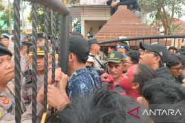 Demo GMNI Jember diwarnai kericuhan hingga gerbang DPRD rusak