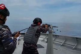 Tingkatkan kemampuan, Lanal Lhokseumawe latihan tembak di tengah laut